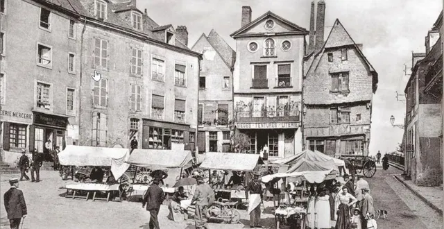 photo  la place du hallai au début du xxe siècle.  &copy;  collection privée 