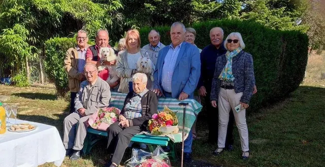 photo  marguerite entourée de proches et d’élus lors d’une petite cérémonie.  &copy;  le maine libre 
