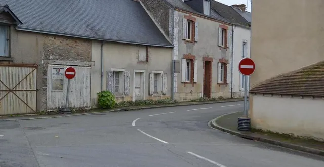 photo  les deux poteaux sens interdit actuellement dans ce virage vont être placés au début de la rue charnacé, du côté du carrefour, près de la boulangerie.  &copy;  le maine libre 