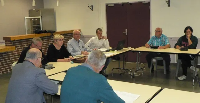 photo  les élus de marolles-les-braults (sarthe) acceptent la proposition d’implantation d’une centrale solaire route de dangeul.  &copy;  ouest-france 