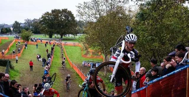photo  nolan martineau et le groupe de tête lors du cyclo de beaumont.  &copy;  le maine libre 