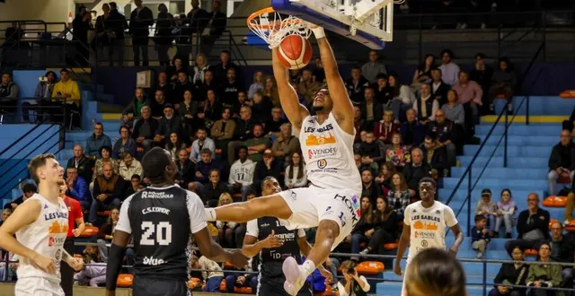 photo  christopher manerlax et les sablais ont renoué avec la victoire à domicile (90-61), face à rennes.  &copy;  guillaume pacoutet 
