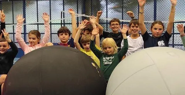 photo  dix-sept jeunes se sont initiés au kin-ball durant les vacances.  &copy;  ouest-france 