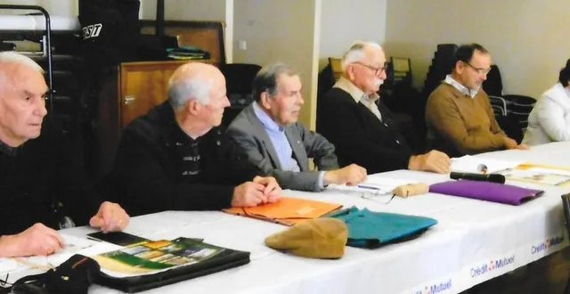 photo  roland fraquet-cartier (à gauche), paul goupil, daniel tuffier, président départemental, bernard zémo, président, jean-claude moser et arlette bouvier, lors de la 53e assemblée générale.  &copy;  ouest-france 