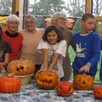 photo le 30 octobre, le président, hilaire bodin, a demandé aux membres de générations mouvement et à la secrétaire annick laloue, d’aider les jeunes à sculpter leurs citrouilles pour préparer halloween en creusant les yeux, le nez et la bouche. il ne manquait plus que les bougies pour animer les masques et effrayer les mauvais esprits du 1er novembre.
