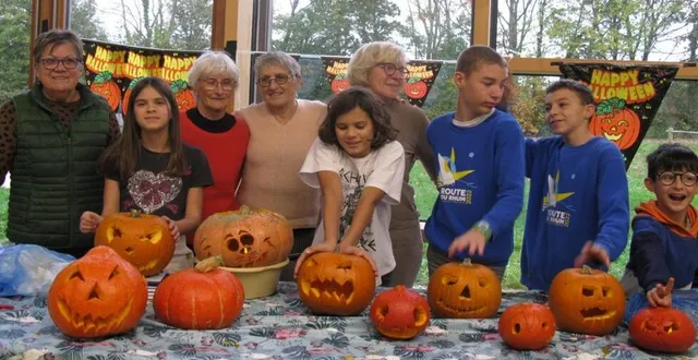 photo  le 30 octobre, le président, hilaire bodin, a demandé aux membres de générations mouvement et à la secrétaire annick laloue, d’aider les jeunes à sculpter leurs citrouilles pour préparer halloween en creusant les yeux, le nez et la bouche. il ne manquait plus que les bougies pour animer les masques et effrayer les mauvais esprits du 1er novembre.  &copy;  ouest-france 