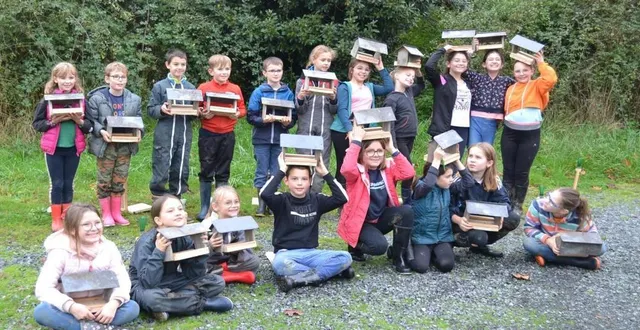 photo  les enfants ont pu préparer l’hiver des petits oiseaux en leur fabricant une mangeoire.  &copy;  co 