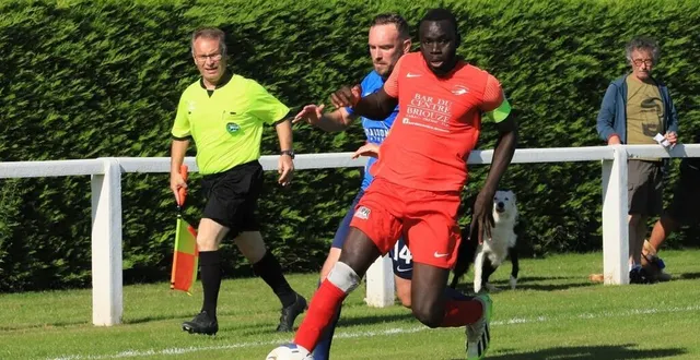 photo  briouze affronte condé-sur-sarthe, ce dimanche, en régional 3.  &copy;  photo : serge ruer 