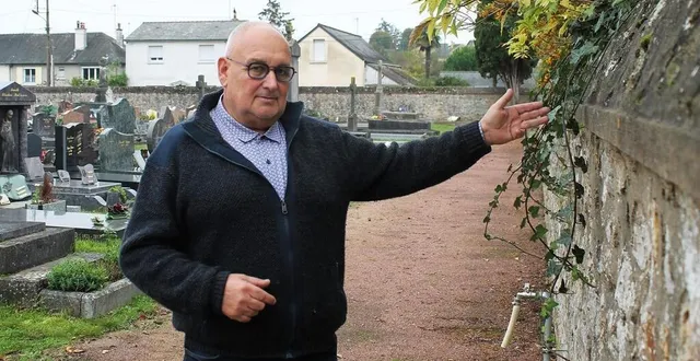 photo  jean-pierre ferrand, adjoint au maire en charge du bâti, montre l’endroit où le mur de l’enceinte du cimetière sera coupé pour créer une nouvelle entrée.  &copy;  ouest-france 