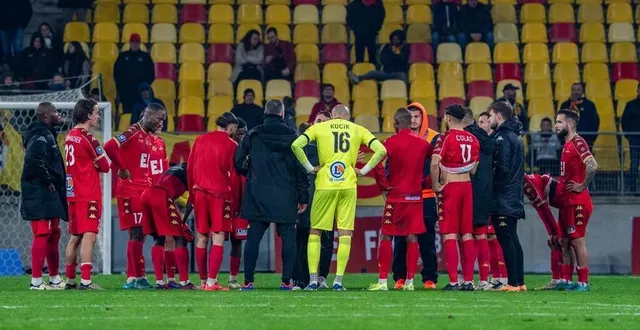 photo  le groupe du mans fc s’est retrouvé autour de patrick videira à l’issue de la lourde défaite face à l’as nancy lorraine.  &copy;  arnaud despelchain 
