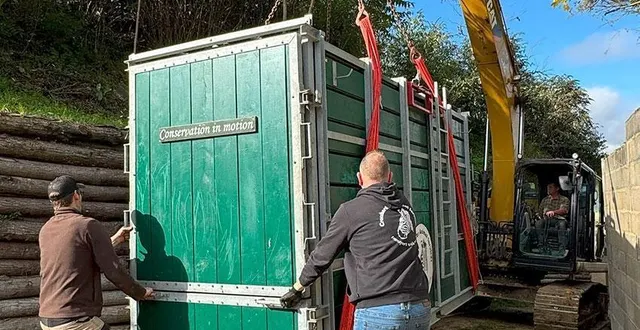 photo  doué-la-fontaine, mercredi 23 octobre. la caisse adaptée aux rhinocéros pèse elle-même 2,5 tonnes.  &copy;  e. flautre - bioparc 