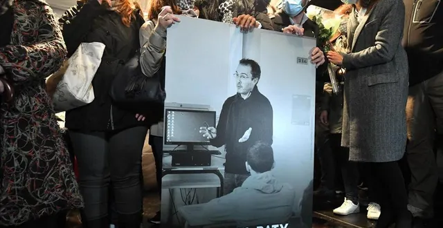 photo  hommage à samuel paty lors d’une marche blanche à conflans-sainte-honorine (yvelines), le 20 octobre 2020.  &copy;  afp 