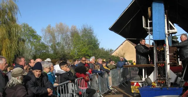 photo  le grand pressoir cidricole mécanique impressionne toujours le public. il va broyer plusieurs tonnes de pommes dans l’après-midi.  &copy;  ouest-france 