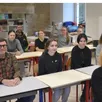 photo  épaulés par les agents municipaux, les jeunes ont aménagé les trois classes rénovées en compagnie des enseignants. 