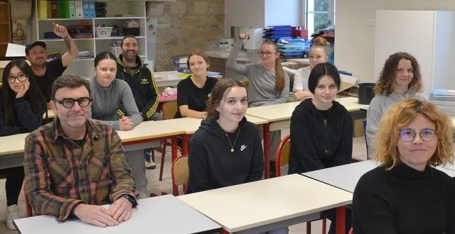photo  épaulés par les agents municipaux, les jeunes ont aménagé les trois classes rénovées en compagnie des enseignants.  &copy;  le maine libre 