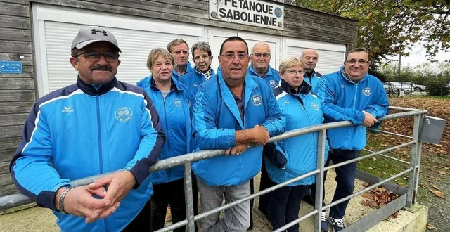 photo  thierry gautier, le président de la pétanque sabolienne (au centre), entouré par une partie du nouveau bureau de l’association.  &copy;  ouest-france 