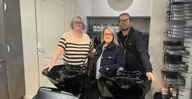 photo  le couple nicolas timonnier et christelle rivière (à droite) reprend le salon de coiffure de catherine flohic à la chapelle-au-riboul.  &copy;  nc’coiffure 