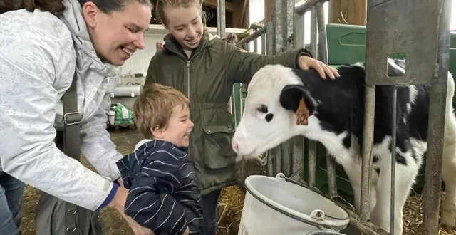 photo  jessica est venue d’auvers-le-hamon avec lucy, 9 ans, et robin, 3 ans. elle compte passer ses commandes de dessert glacé pour noël.  &copy;  le maine libre 