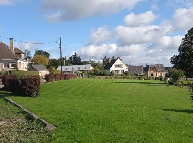 photo les constructions sont prévues sur trois parcelles d’un côté de la rue du colombier à domfront-en-poiraie (orne).  ©  ouest-france
