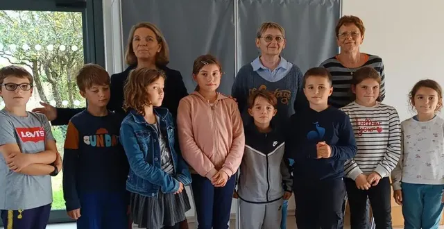 photo  les huit nouveaux éco-délégués réunis lors de leur élection au groupe scolaire entourés des élus.  &copy;  le maine libre. 