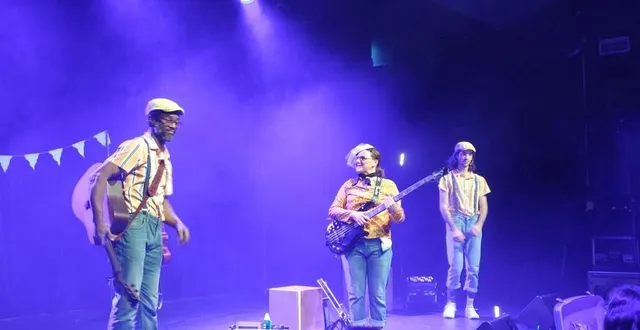 photo  les trois compères invitent les enfants à danser dans la joie et la bonne humeur  &copy;  le maine libre 