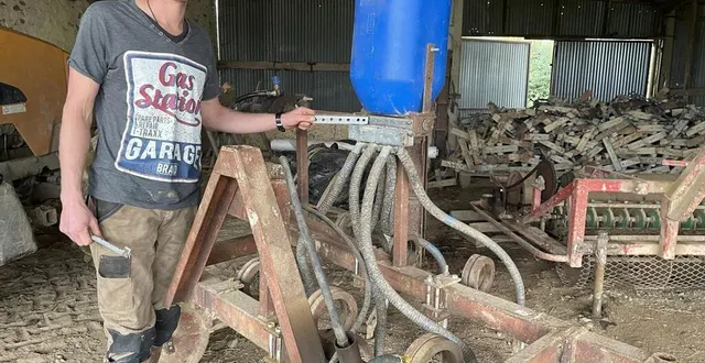 photo  nicolas beaudouin a fabriqué ce semoir à engrais verts à partir du châssis d’un cultivateur. selon la taille des graines semées, il change de barrettes.  &copy;  le maine libre 