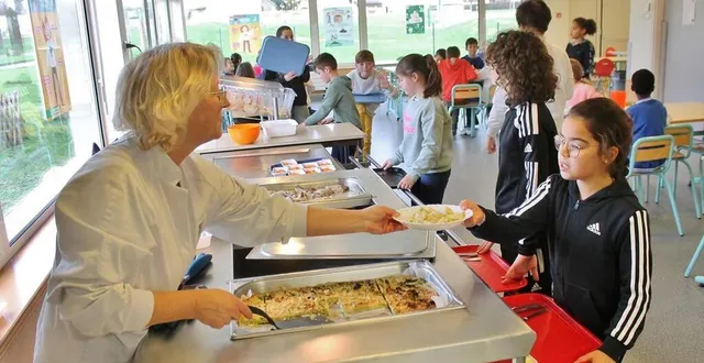 photo  la cuisine centrale de sablé-sur-sarthe prépare chaque jour 1 350 repas, dont 900 pour la seule ville de sablé.  &copy;  archives ouest-france 