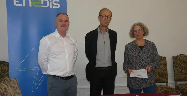 photo  emmanuel gallard, dominique chenu et lea duval lors de la signature de la convention entre enedis et la ville de beaumont-sur-sarthe.   &copy;  le maine libre 