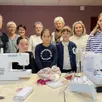 photo maiwenn, capucine, lola et lena, entourées par les couturières de l’association du chas à l’aiguille, jeudi 31 octobre 2024. absentes sur la photo : mia et océane.
