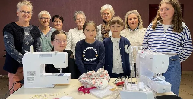 photo  maiwenn, capucine, lola et lena, entourées par les couturières de l’association du chas à l’aiguille, jeudi 31 octobre 2024. absentes sur la photo : mia et océane.  &copy;  ouest-france 