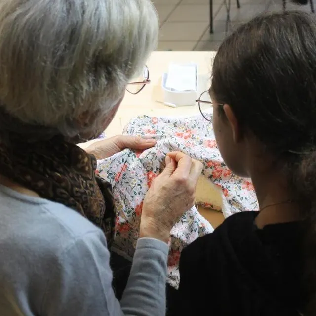 photo pas évident de passer le fil dans le chas de l’aiguille.  ©  ouest-france