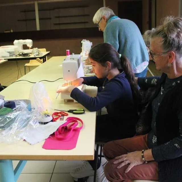 photo chaque apprentie couturière a appris à manier la machine à coudre.  ©  ouest-france