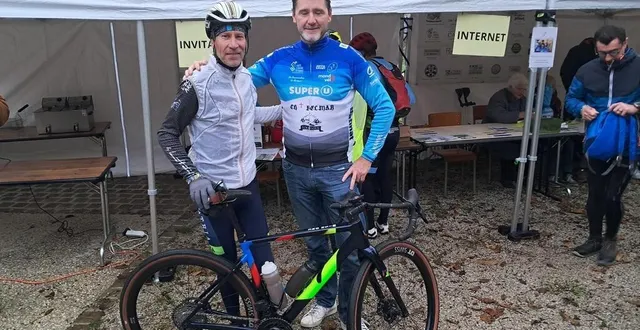 photo  vélo gravel à la main, laurent brochard, (à gauche), accompagné de christophe, brajdic, président de l’union cycliste mamers neufchâtel (ucmn).  &copy;  ouest-france 