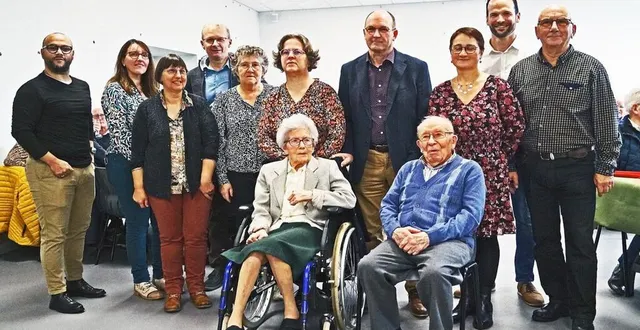 photo  solange savary et paul bidard sont entourés du maire et des conseillers municipaux.  &copy;  ouest-france 