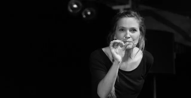 photo  l’avocate qui, pour l’association sherpa, a attaqué des grandes multinationales dans le monde entier, est l’invitée de monde solidaire, samedi 9 novembre 2024, dans le cadre de festisol, à la salle coppélia de la flèche (sarthe).  &copy;  delou 