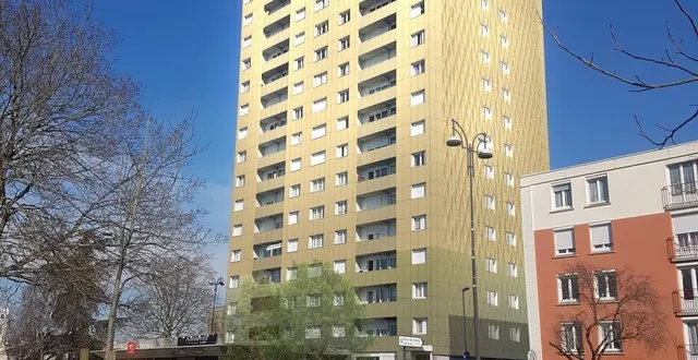 photo  sur la façade nord de la tour des sables, à coulaines (sarthe) au-dessus des commerces, les dalles et l’isolant ont été retirées en partie, laissant apparaître l’ossature bois.  &copy;  sarthe habitat 