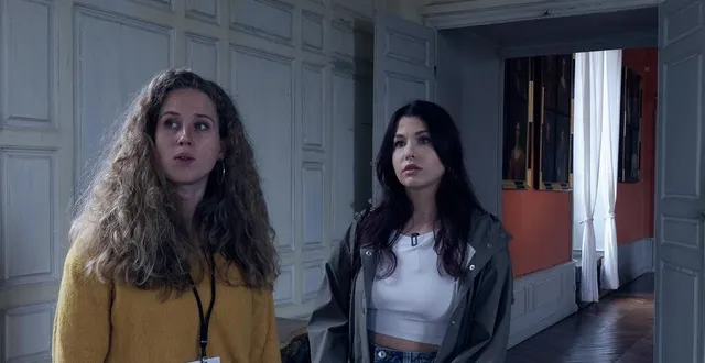 photo  emma fonteneau, chargée de communication du château de carrouges, avec la youtubeuse enjoyphoenix, lors du tournage d’une vidéo.  &copy;  capture d’écran enjoyphoenix 