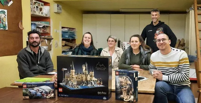 photo  les amis de l’école peaufinent l’organisation de l’exposition lego®.  &copy;  ouest-france 