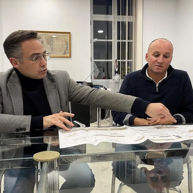 photo le maire, nicolas leudière, et son adjoint en charge de l’espace public, benoit legay, face au plan des aménagements rue paul-doumer.  ©  ouest-france