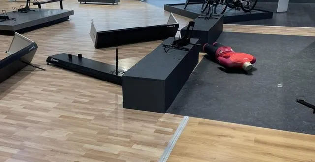 photo  beaucouzé, mardi 5 novembre 2024. le responsable d’anjou bikes a eu la désagréable surprise de voir son magasin dans cet état déplorable.  &copy;  anjou bikes 