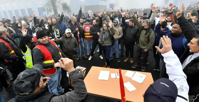 photo  après l’annonce de la fermeture prochaine de l’usine michelin de cholet, les salariés présents, ce mardi matin 5 novembre 2024, ont décidé la mobilisation pour obtenir notamment de meilleures conditions de départ ou de mobilité de la part de la direction du groupe.  &copy;  marc roger/ouest-france 
