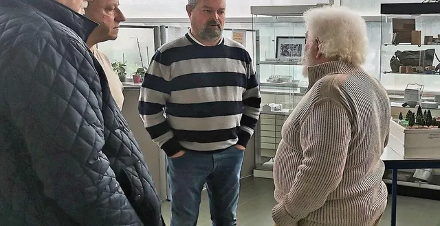 photo  les visiteurs viennent à la rencontre des membres de l’association  &copy;  le maine libre. 