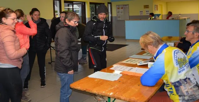 photo  les bénévoles étaient installés devant des tables afin d’accueillir au mieux les participants à la randonnée des trois vallées.  &copy;  ouest-france 