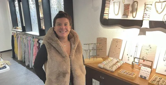 photo  sandrine bruneau ferme la boutique strassy bijoux de sablé-sur-sarthe, mais garde celle de château-gontier (mayenne).  &copy;  le maine libre 