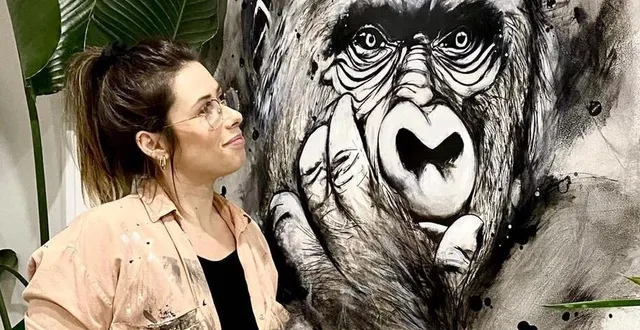 photo  manon hardouin, devant l’une de ses toiles de gorille, illustrant son amour et son engagement envers les primates.  &copy;  le maine libre 