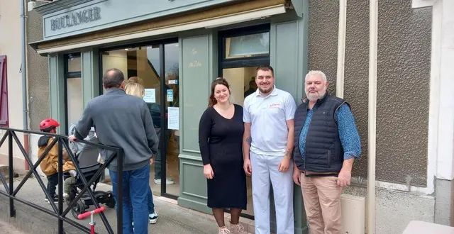 photo  clémence et rayan emonnet en compagnie du minotier arnaud pelluau lors de l’ouverture.  &copy;  le maine libre 