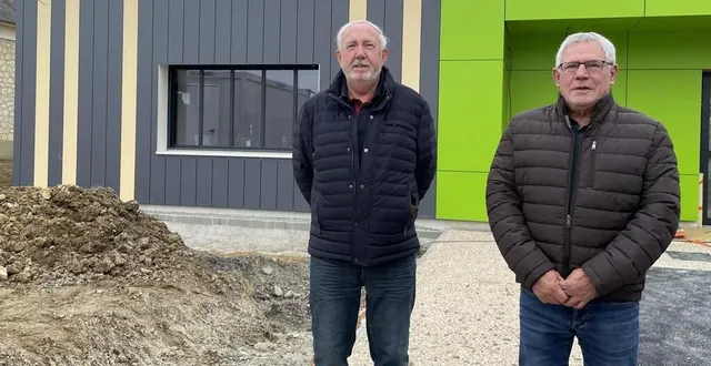 photo  à deux pas de l’école, didier torché et pierrick berriguiot supervisent les travaux de la future maison d’assistantes maternelles.  &copy;  le maine libre 