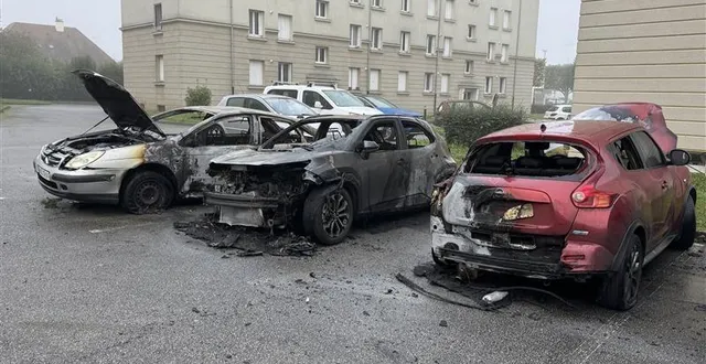 photo  en tout, ce sont quatre voitures qui ont brûlé.  &copy;  ouest-france 