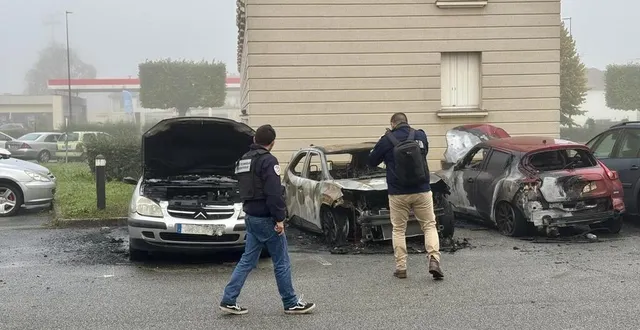 photo  la police enquête après l’incendie qui a détruit trois voitures à alençon (orne).  &copy;  ouest-france 