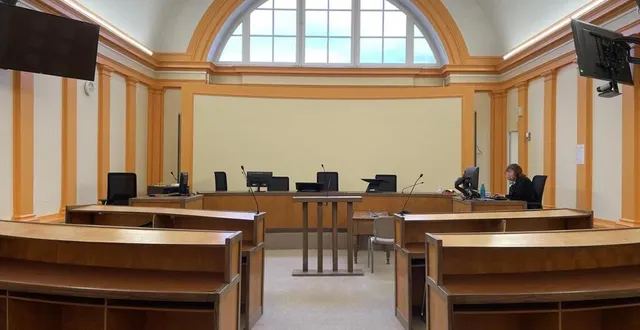 photo  un homme a été condamné à 18 mois de prison dont dix ferme pour violences sur sa conjointe et outrage à caractère sexiste, le 6 novembre 2024, dans la petite salle d’audience du tribunal d’alençon.  &copy;  ouest-france 